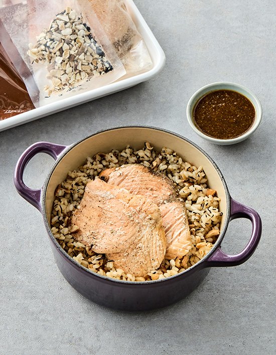 [아우름] 바다를 품은 연어 솥밥