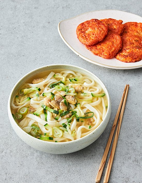 [분식EASY] 바지락 칼국수와 김치전