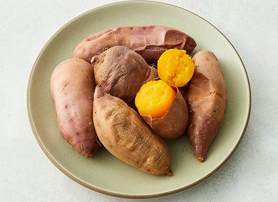 에프나 무쇠팬을 이용해 낮은 온도에서 오래 구워주면 꿀고구마 완성